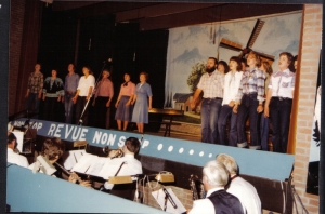 F48 Revue 64, zanggroep